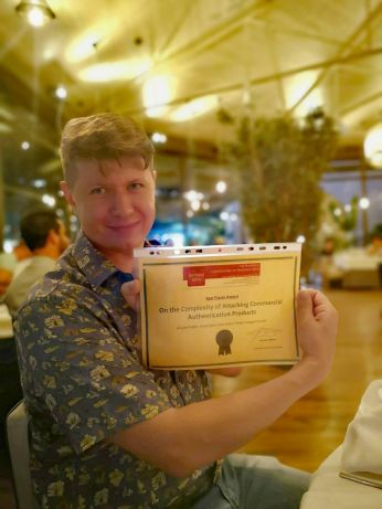 IHP scientist Ievgen Kabin received the Best Paper Award